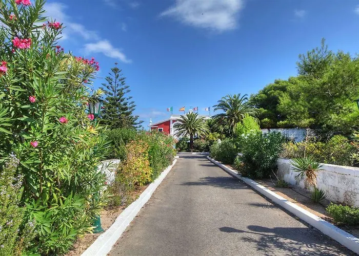 Del Almirante מלון